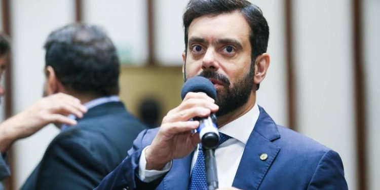 Tiago Correia critica Jerônimo por aumento do ICMS sobre compras internacionais: “Nem na Shopee o baiano tem paz”