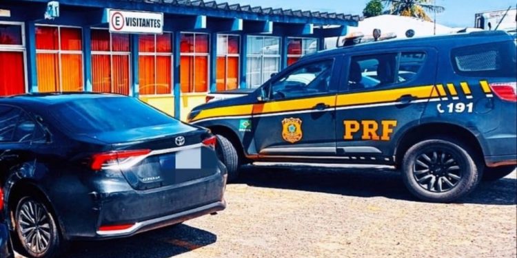 LARANJADA: homem troca terreno na praia por Corolla blindado e acaba preso pela PRF em Simões Filho