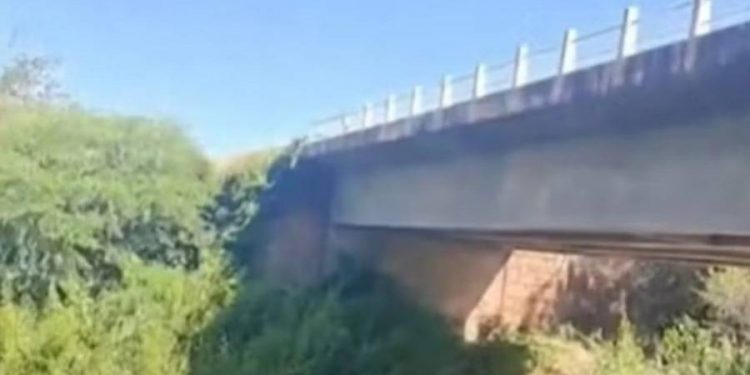 Três pessoas morrem após carro cair de ponte no sudoeste da Bahia