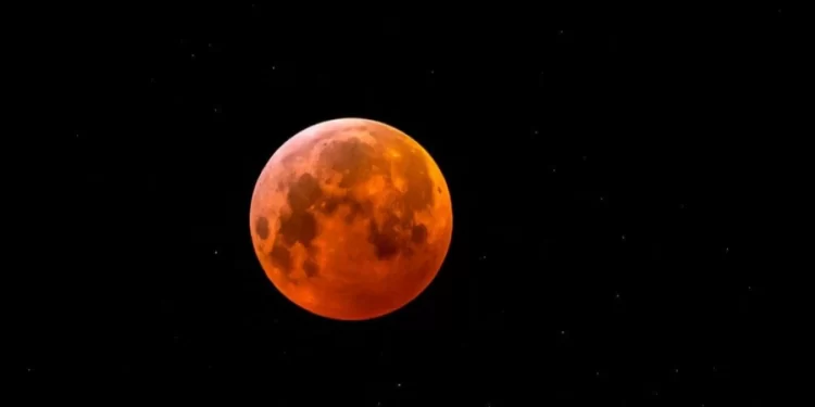 Eclipse lunar total poderá ser visto de todo o Brasil na sexta-feira (14)