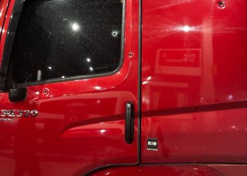 Motorista de caminhão-tanque sofre ataque a tiros em Candeias