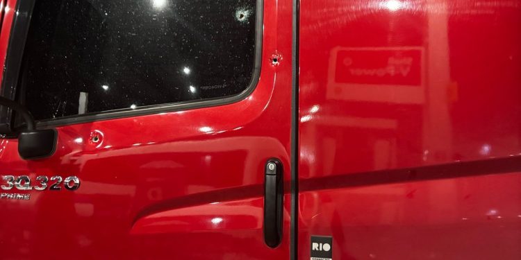 Motorista de caminhão-tanque sofre ataque a tiros em Candeias