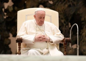 Papa Francisco segue estável, sem febre, mas com prognóstico reservado