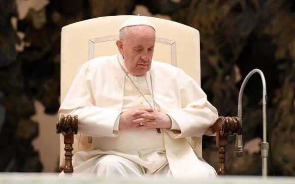 Papa Francisco segue estável, sem febre, mas com prognóstico reservado