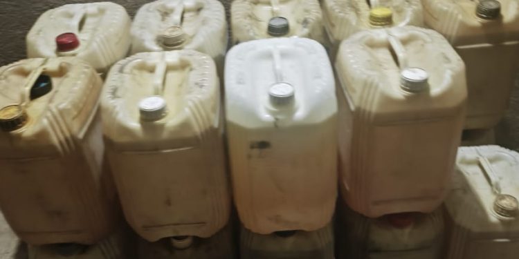 PM apreende 700 litros de diesel em depósito irregular em Candeias