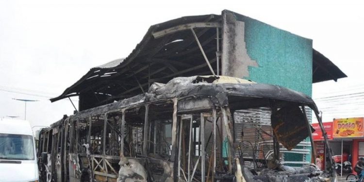 Ônibus com 78 passageiros pega fogo em Feira de Santana