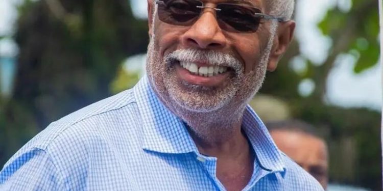 SFC: Câmara aprova novo piso salarial dos professores; Prefeito faz mudanças em secretaria que altera composição da Câmara