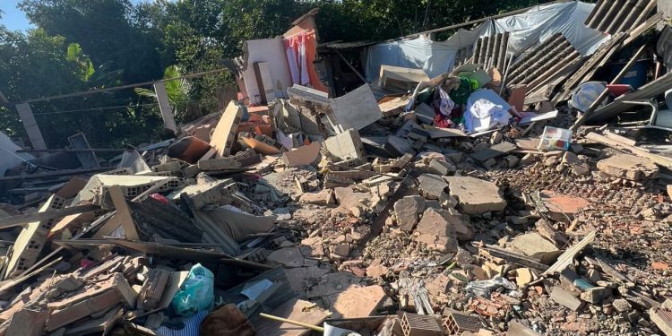 Moradora acusa empresa de demolir sua casa com móveis dentro em Candeias