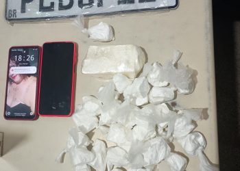 Casal é preso com drogas em carro com placa clonada em Candeias