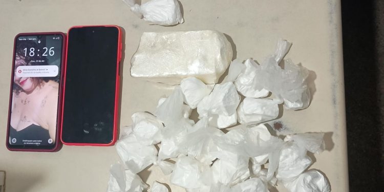 Casal é preso com drogas em carro com placa clonada em Candeias