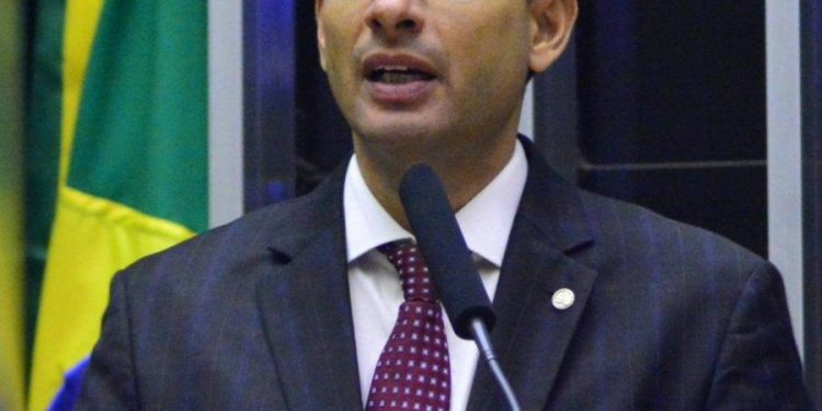 Leo Prates critica mudança da cor da camisa da seleção: “rompendo com a tradição de representar o Brasil”