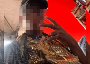 Boca de 09 faz sinal do CV, usa cordão de traficante e compartilha foto nas redes sociais