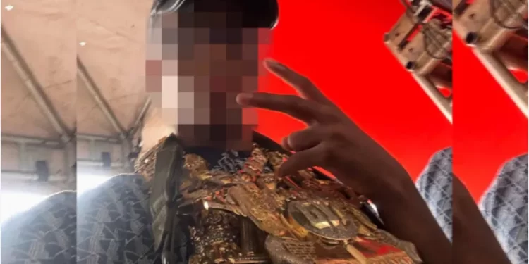 Boca de 09 faz sinal do CV, usa cordão de traficante e compartilha foto nas redes sociais