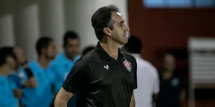 Ex-Vitória, Léo Condé aponta arbitragem a favor do Bahia: “indignado”