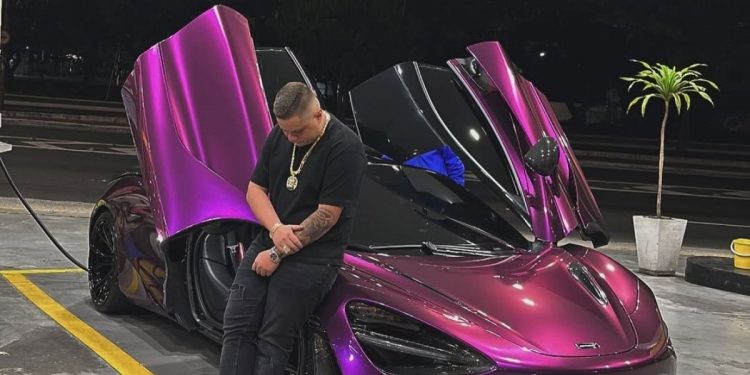 Filho de Deolane Bezerra desfila com McLaren de R$ 3 milhões pelas ruas da Rocinha