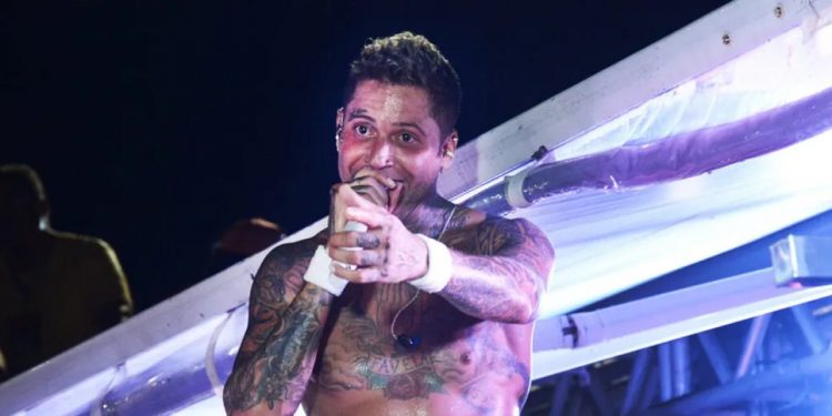 Kannário se irrita com fã durante show: “Vou pisar na cabeça dele”