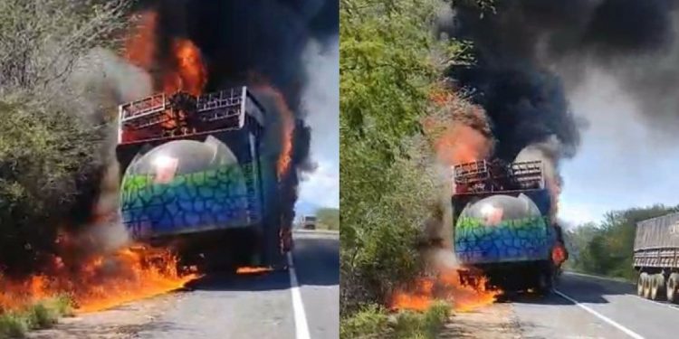 Maior trio elétrico do Carnaval de Salvador pega fogo durante viagem