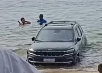Rolé aquático: carro fica atolado na praia do Porto da Barra
