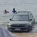 Rolé aquático: carro fica atolado na praia do Porto da Barra