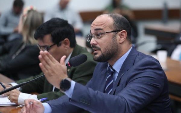 Alden diz que PMs da Bahia estão impossibilitados de comprar armas e culpa corporação