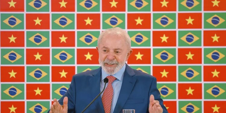 “BRASIL É DOS BRASILEIROS”: em meio à queda de popularidade, Lula lançará novo slogan