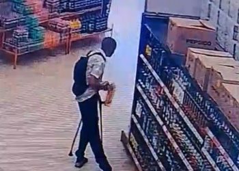 Com uma mão na muleta e outra na cachaça: homem é flagrado em furto inusitado em Candeias 