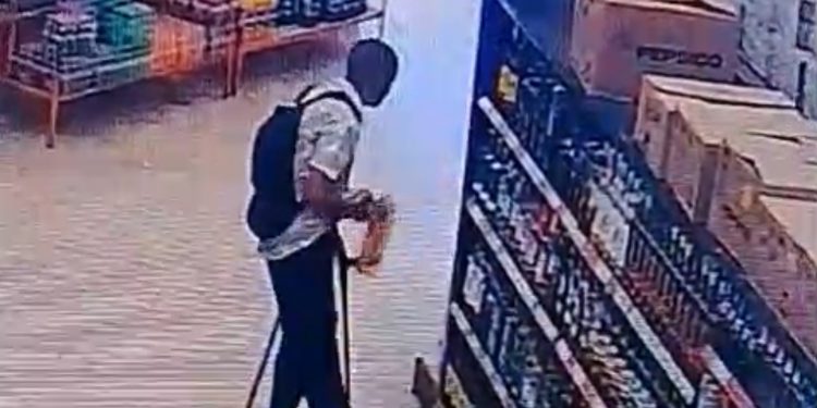 Com uma mão na muleta e outra na cachaça: homem é flagrado em furto inusitado em Candeias 