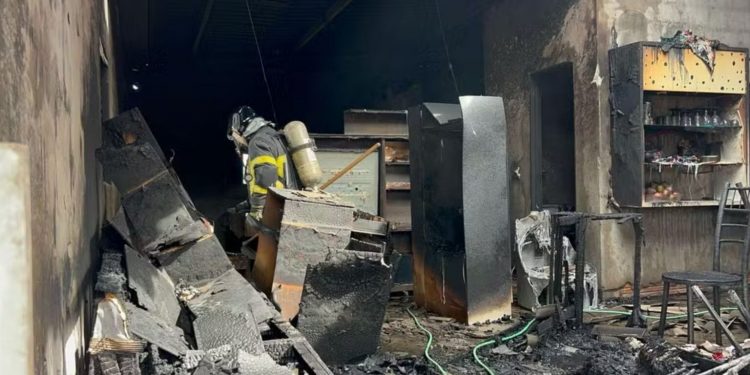 homem incendeia casa após não aceitar fim de relacionamento e fere criança de 10 anos