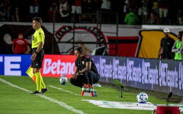 ‘Vamos brigar pela permanência’, diz Carpini após Vitória perder a 2ª seguida