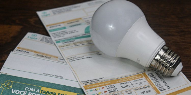 PREPARA O BOLSO: conta de luz pode ficar 3,5% mais cara em 2025