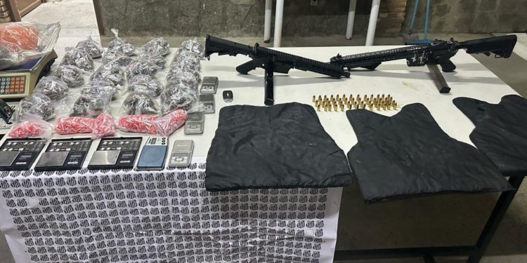 Rondesp Central apreende armas do traficante “Kanário” da Tropa do A em Cajazeiras; traficantes iriam dar ataque na área do CV
