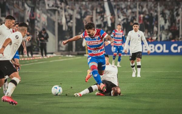 Colo-Colo x Fortaleza é cancelado após invasão de campo morte de torcedores fora do estádio