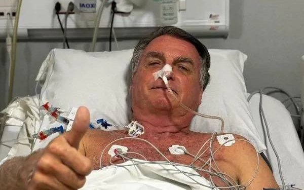 Jair Bolsonaro passa por cirurgia para tratar obstrução intestinal em hospital de Brasília