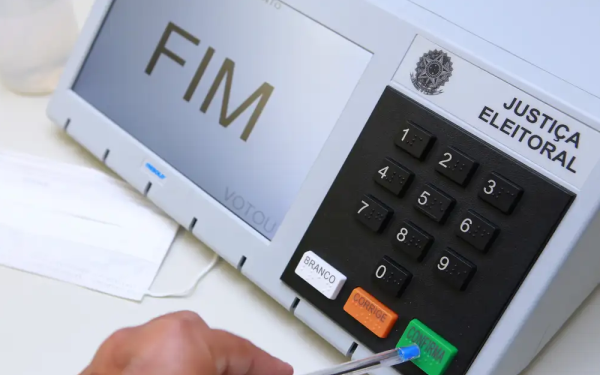 Uso de celular na cabine de votação pode virar crime no Brasil