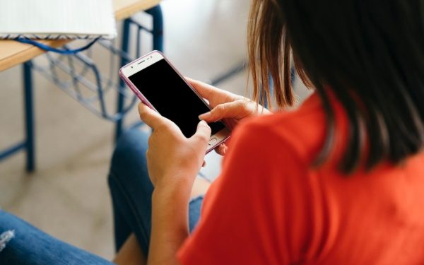 Bruno Reis sanciona lei que proíbe o uso de celulares em salas de aula