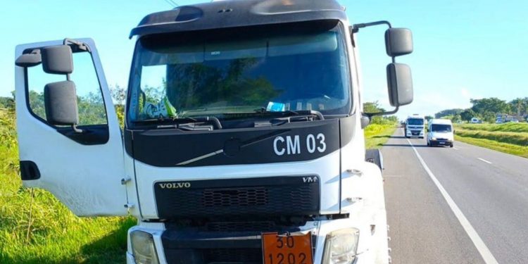 Após assalto e motorista feito refém, PRF recupera caminhão-tanque na BR-324