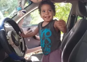 Bebê morre eletrocutado após mãe ligar tomada de geladeira na Bahia