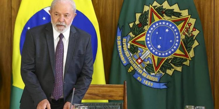 Líder do PT na Câmara diz que Lula será candidato em 2026 e descarta plano B no partido