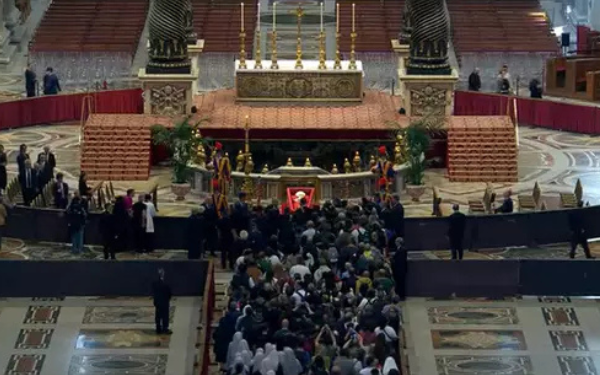 Fiéis se despedem do papa Francisco em velório na Basílica de São Pedro