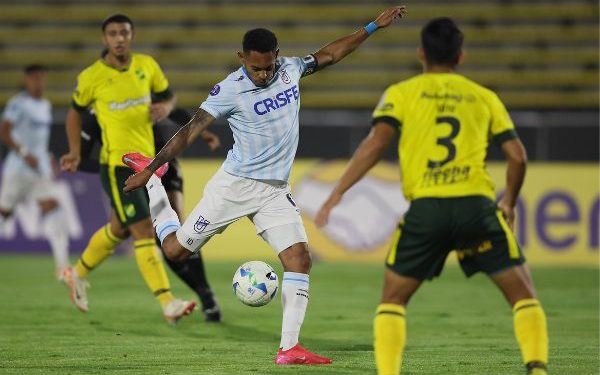 Universidad Católica vence o Defensa y Justicia e tira o Vitória da lanterna do grupo