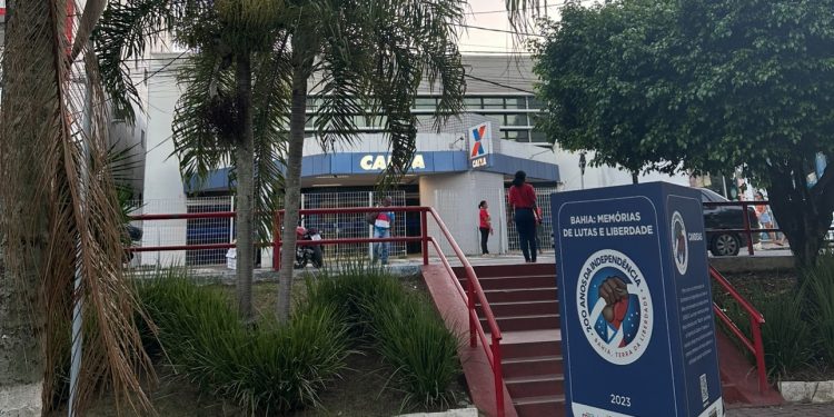 Ex-presidiária e companheiro ameaçam frequentadores de praça em Candeias