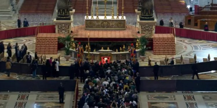 Caixão de papa Francisco é fechado e velório termina no Vaticano