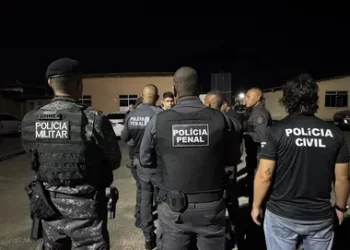 Após ‘traficantes’ do CV incendiar carros no Lobato, polícia faz operação em presídios