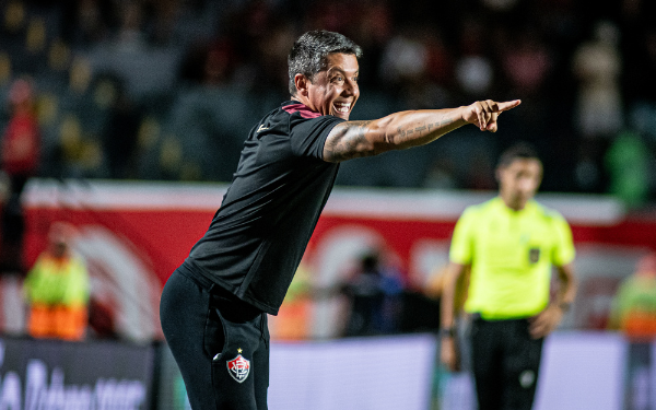 Vasco faz contato por Thiago Carpini, mas técnico do Vitória diz que segue no clube