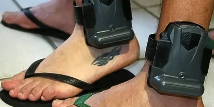 Lei permite o uso de tornozeleira em agressores de mulheres que estão sob medida protetiva de urgência