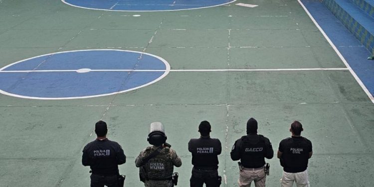 Operação desarticula esquema criminoso e transfere líder de facção na Bahia