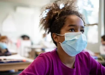 Covid-19: cidade brasileira tem alta de casos e retoma uso de máscara