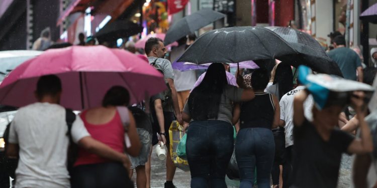 Quase 100 cidades baianas recebem alerta de chuva: saiba quais