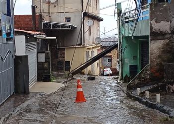 Caminhão perde o controle e colide com poste em Candeias
