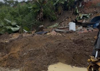 Candeias: Casa desaba na Getúlio Vargas, moradores relatam vazamento de tubulação da embasa; Prefeito visita atingidos e casas são interditadas 